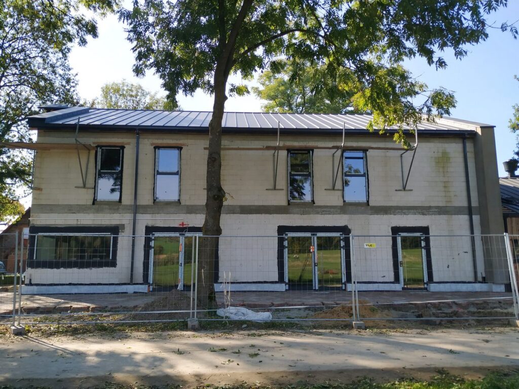 Budowa hostelu. Generalny wykonawca firma BM Buchcic.