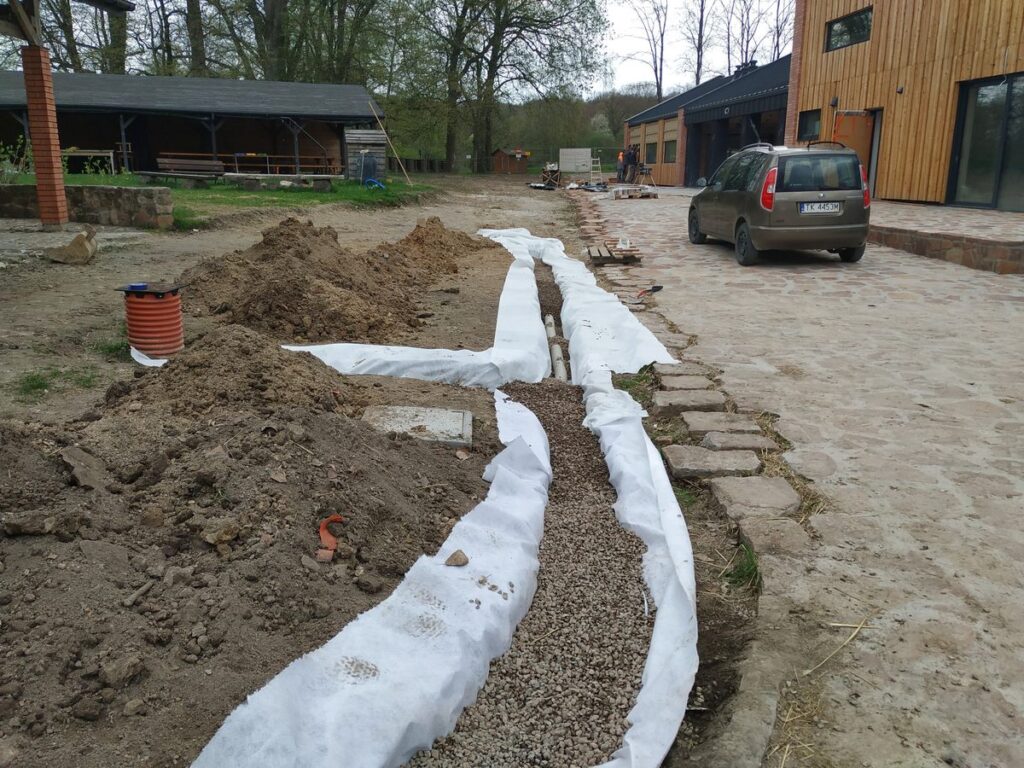Instalacje zewnętrzne, drenaże. Firma budowlana BM Buchcic.