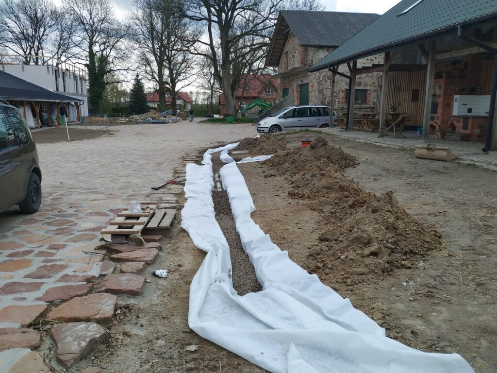 Instalacje zewnętrzne, drenaże. Firma budowlana BM Buchcic.