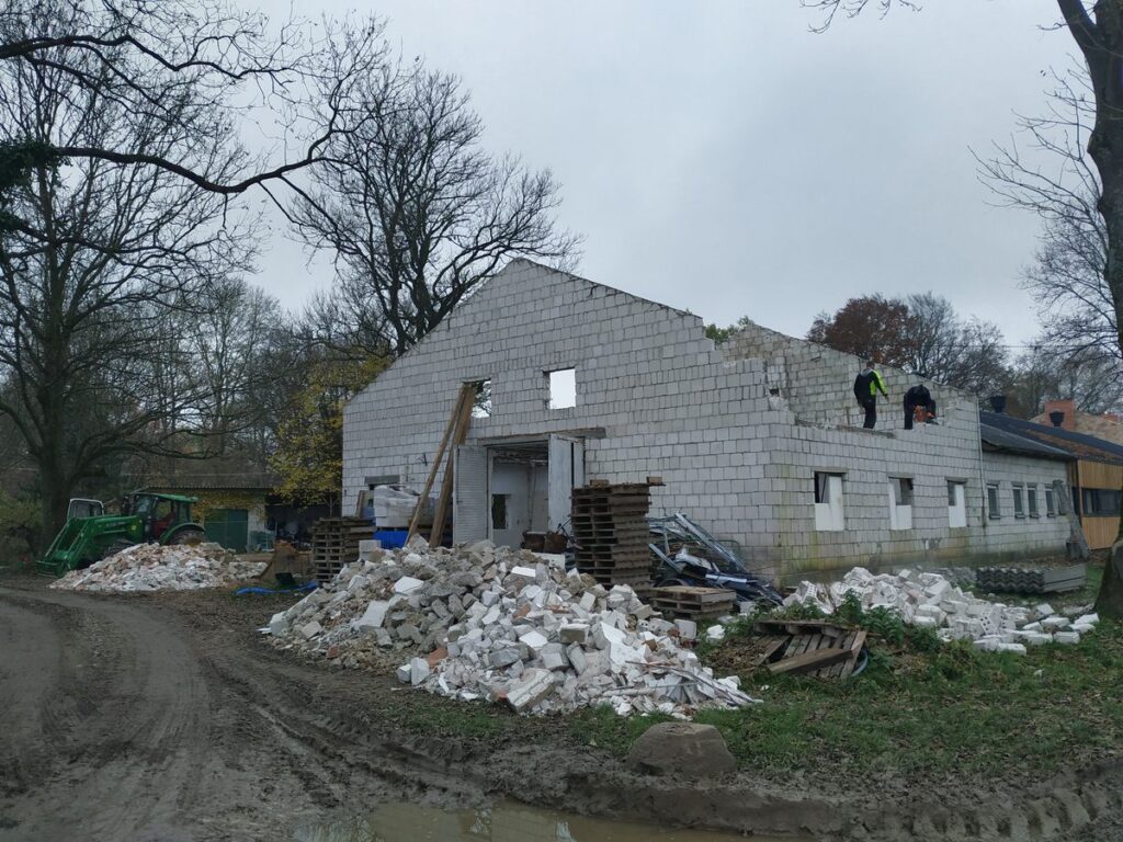 Rozbiórki i wyburzenia. Prace wykonywane przez firmę BM Buchcic.